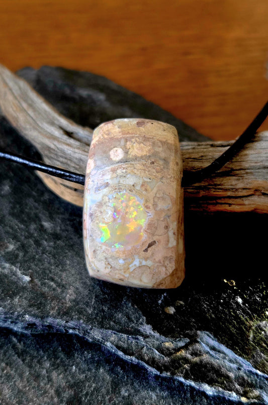 Hübscher mexikanischer Feueropal Anhänger, 26 x 18 x 11 mm, gebohrt, an verstellbarem Lederband