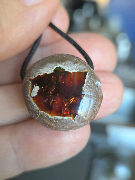 Magischer Schokoladen Opal, rot gold flashfire, Yira Gebirge Mezezo, Anhänger, 21 x 22 x 14 mm, gebohrt, an verstellbarem Lederband