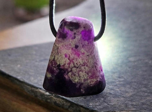 Seltener Gel Sugilith Anhänger, 26 x 22 x 9 mm, gebohrt, an verstellbarem Lederband, beidseitig tragbar