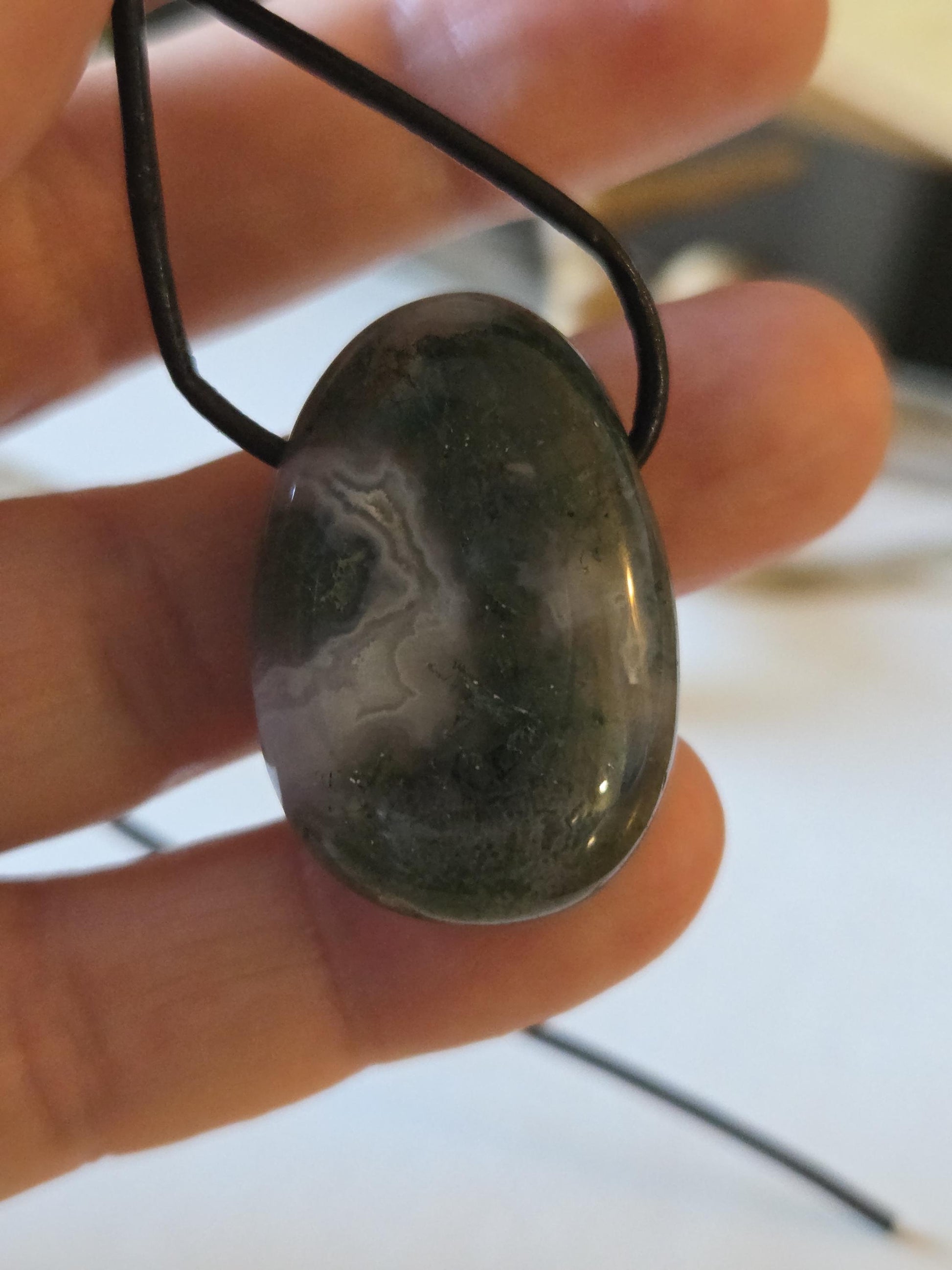 Mystischer durchscheinender Moosachat Anhänger, 30 x 22 x 10 mm, gebohrt, an verstellbarem Lederband