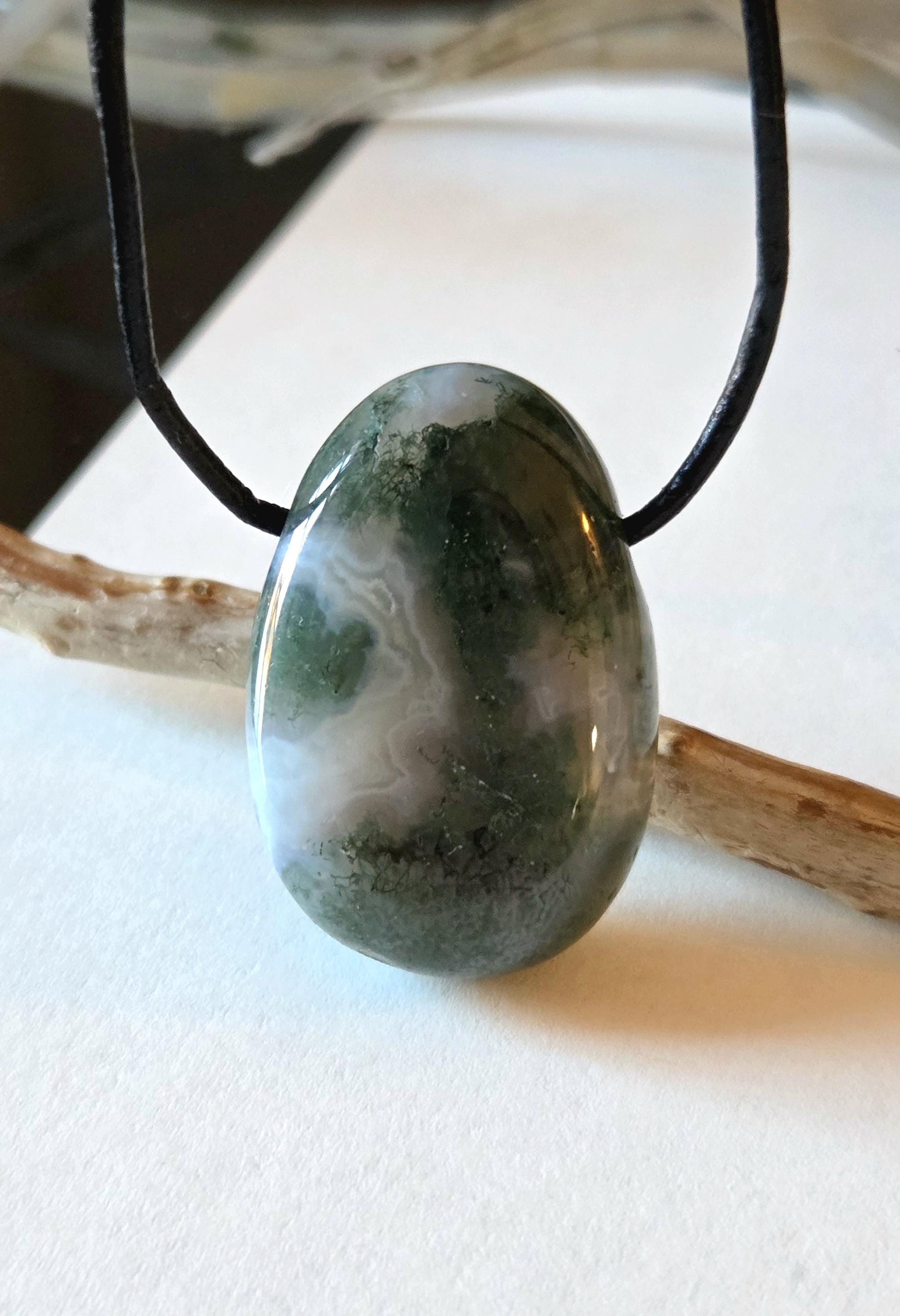 Mystischer durchscheinender Moosachat Anhänger, 30 x 22 x 10 mm, gebohrt, an verstellbarem Lederband