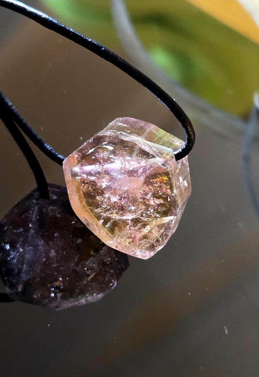 Zauberhafter Turmalin tricolor rosa gelb grün mit Glitzer Rubellit, Anhänger, 21 x 18 x 13 gebohrt, an verstellbarem Lederband