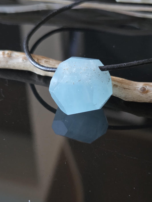 Aquamarin Anhänger, 18 x 19 x 15 mm, gebohrt, an verstellbarem Lederband
