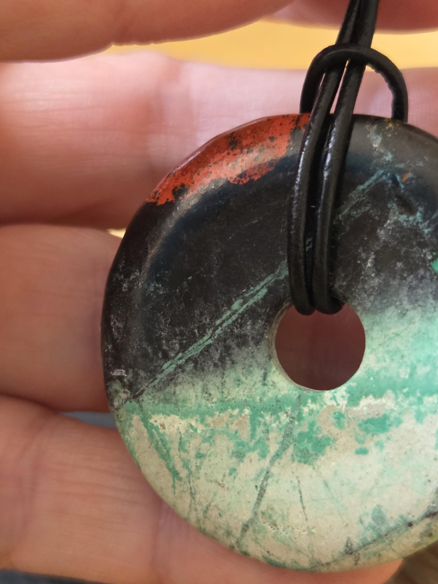 Seltener, schöner Sonora Sunrise, Cuprit mit Chrysokoll, Donut Anhänger groß, 40 x 7 mm