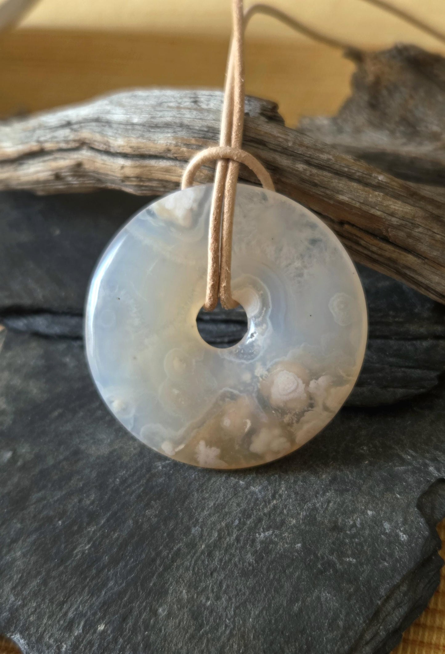 Zauberhafter Kirschblüten Achat Sakura Blumenachat Donut Anhänger groß, 42 x 7 mm, an verstellbarem Lederband