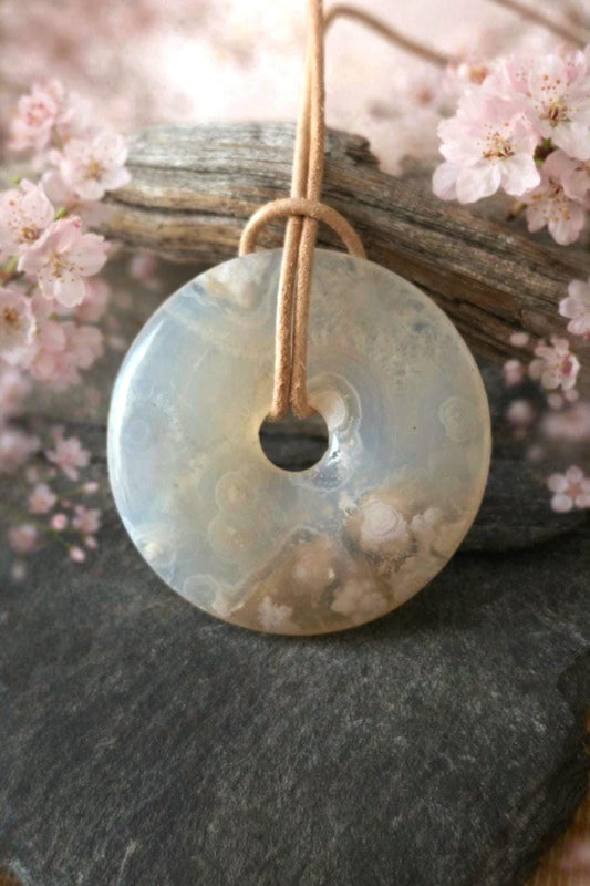 Zauberhafter Kirschblüten Achat Sakura Blumenachat Donut Anhänger groß, 42 x 7 mm, an verstellbarem Lederband