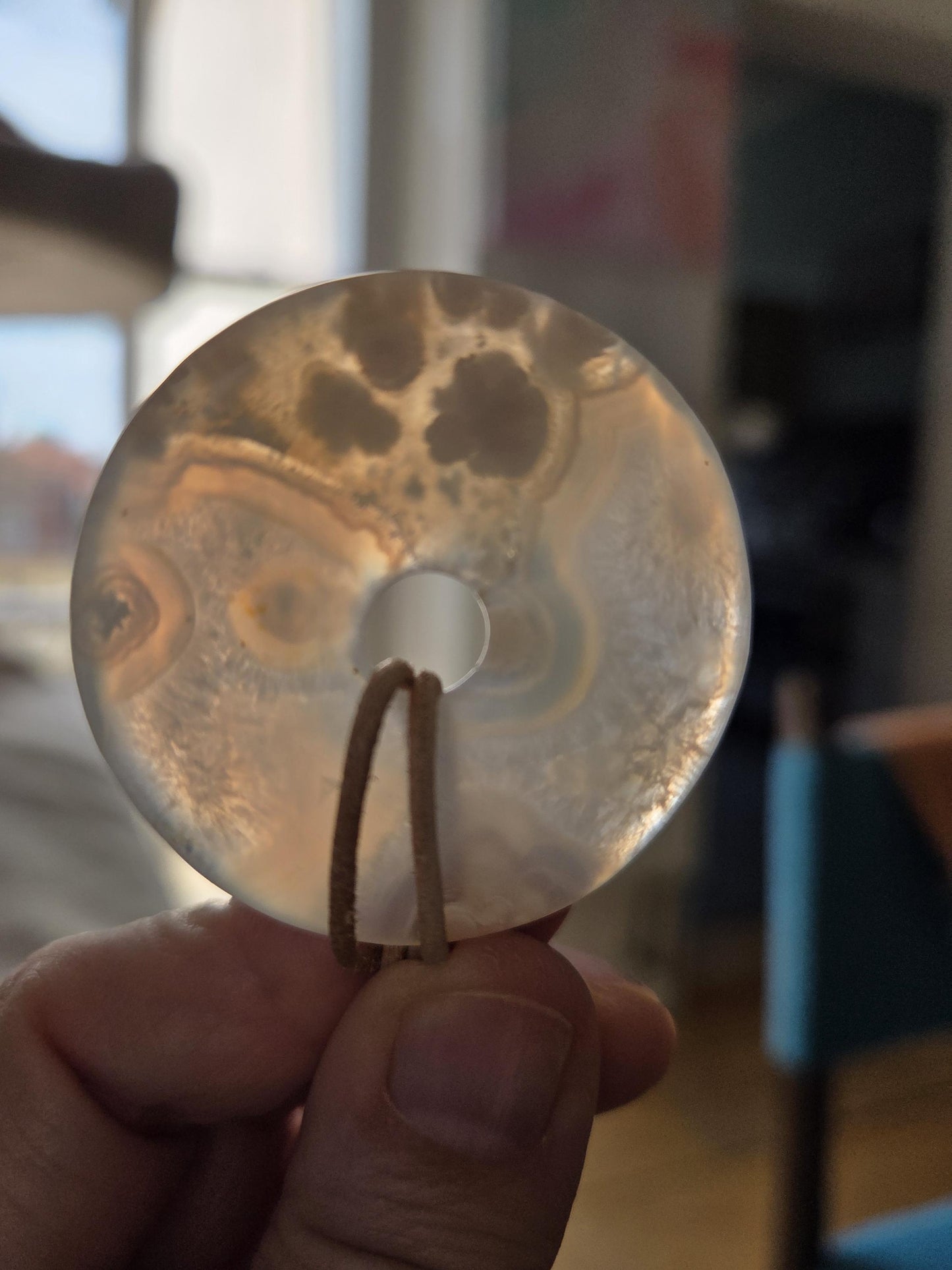 Zauberhafter Kirschblüten Achat Sakura Blumenachat Donut Anhänger groß, 42 x 7 mm, an verstellbarem Lederband