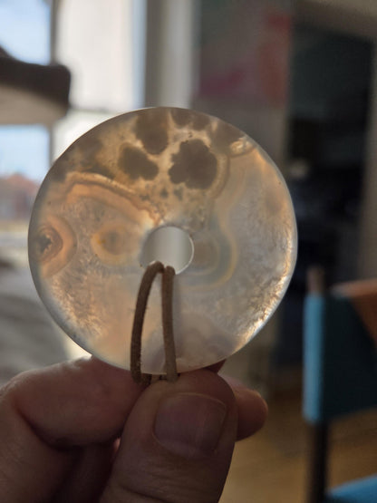 Zauberhafter Kirschblüten Achat Sakura Blumenachat Donut Anhänger groß, 42 x 7 mm, an verstellbarem Lederband