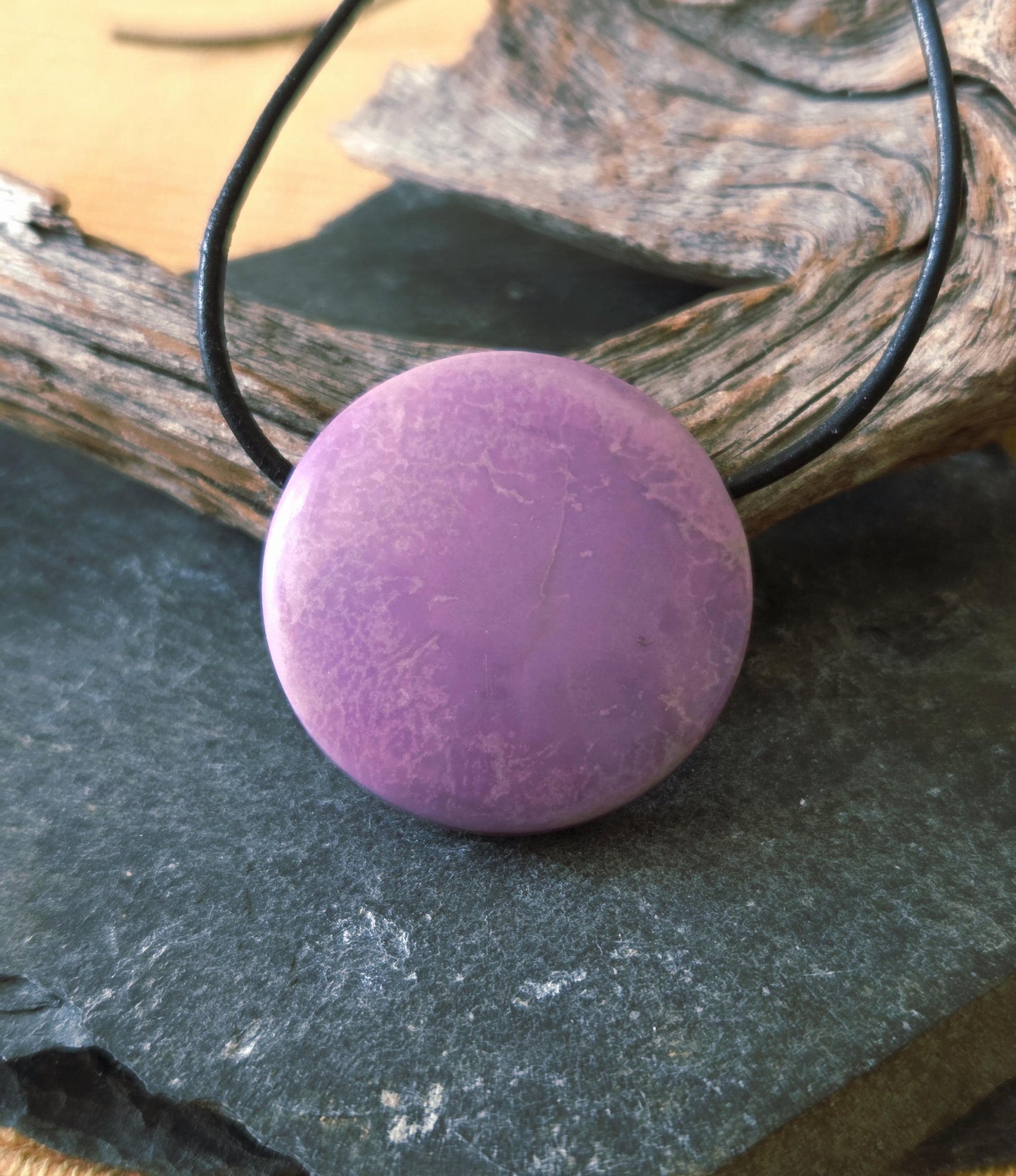 Rarität Phosphosiderit aus der Atacama Wüste Chile, Anhänger, 31 x 31 x 8 mm, gebohrt, an verstellbarem Lederband