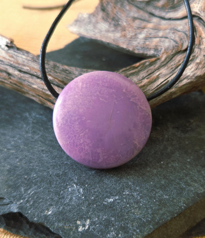 Rarität Phosphosiderit aus der Atacama Wüste Chile, Anhänger, 31 x 31 x 8 mm, gebohrt, an verstellbarem Lederband