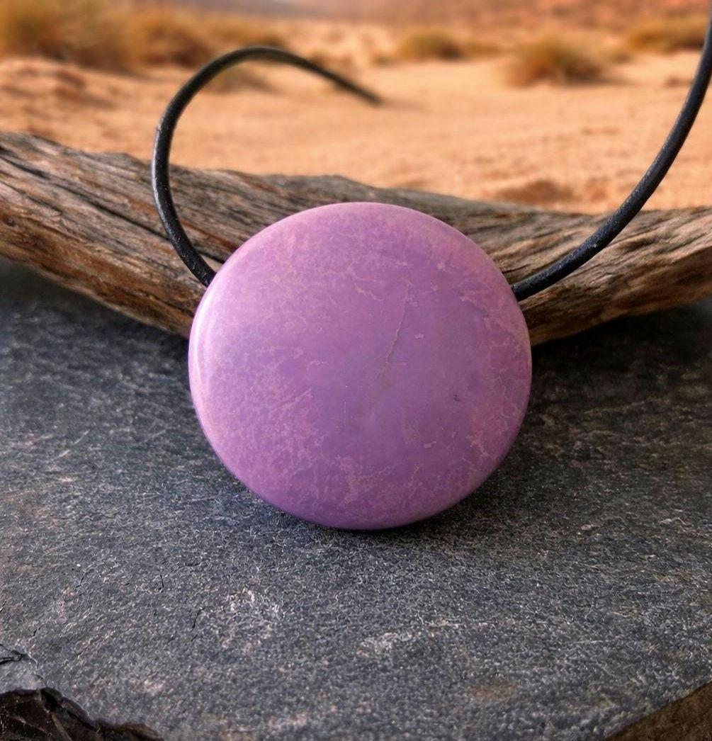 Rarität Phosphosiderit aus der Atacama Wüste Chile, Anhänger, 31 x 31 x 8 mm, gebohrt, an verstellbarem Lederband