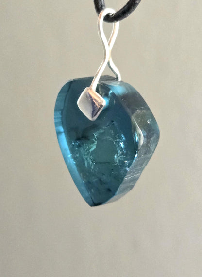 Turmalin blau Indigolith Indigolith Rohstein Scheibe Anhänger, an 925er Silber Öse, an verstellbarem Lederband
