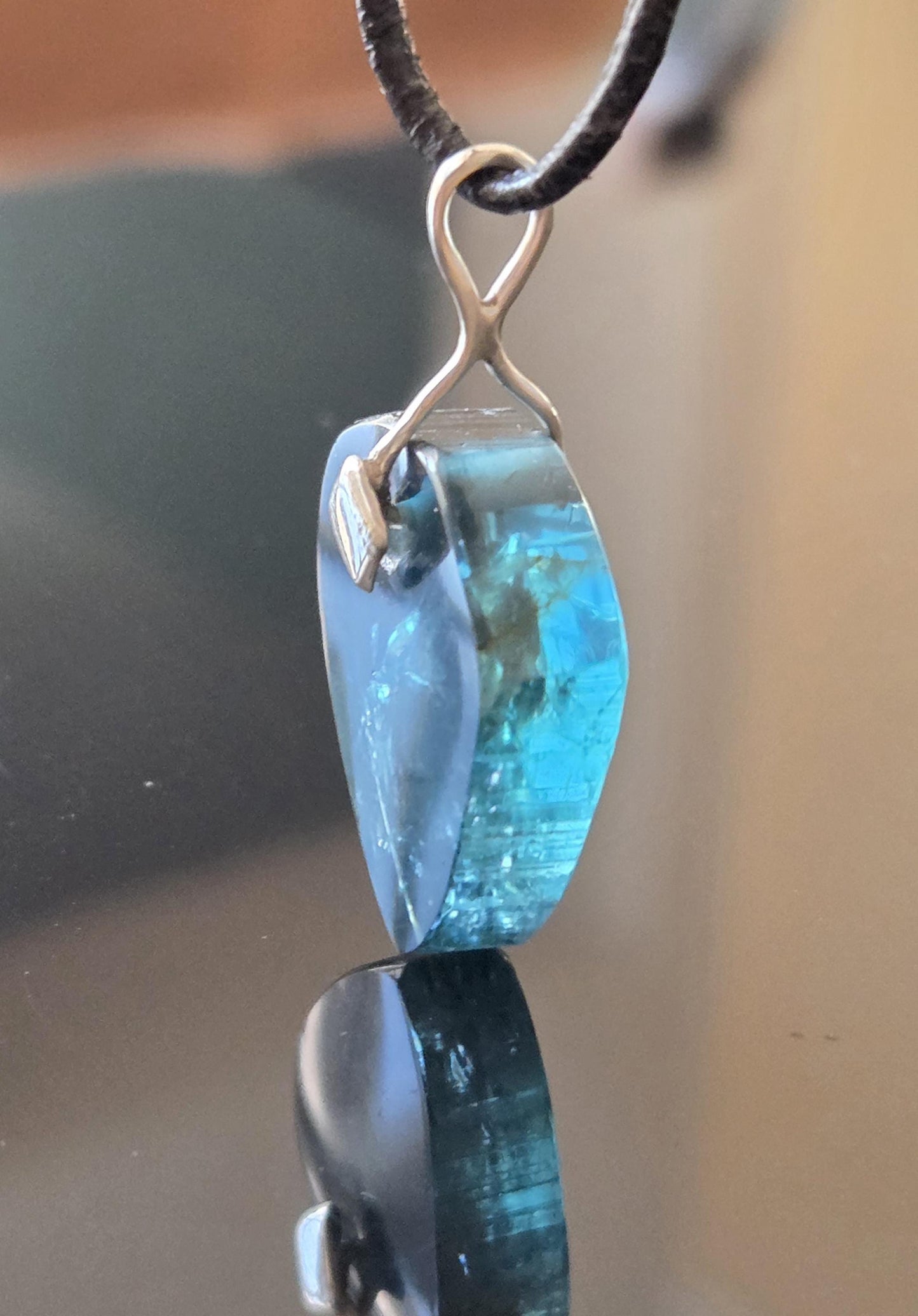 Turmalin blau Indigolith Indigolith Rohstein Scheibe Anhänger, an 925er Silber Öse, an verstellbarem Lederband