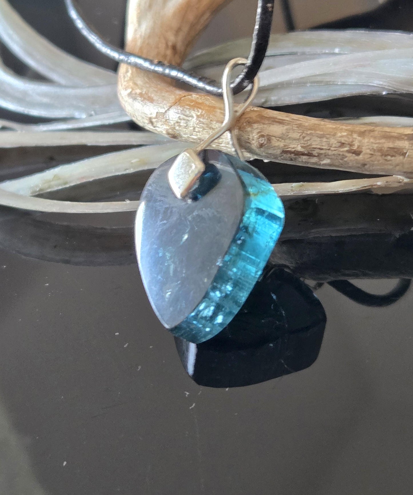 Turmalin blau Indigolith Indigolith Rohstein Scheibe Anhänger, an 925er Silber Öse, an verstellbarem Lederband