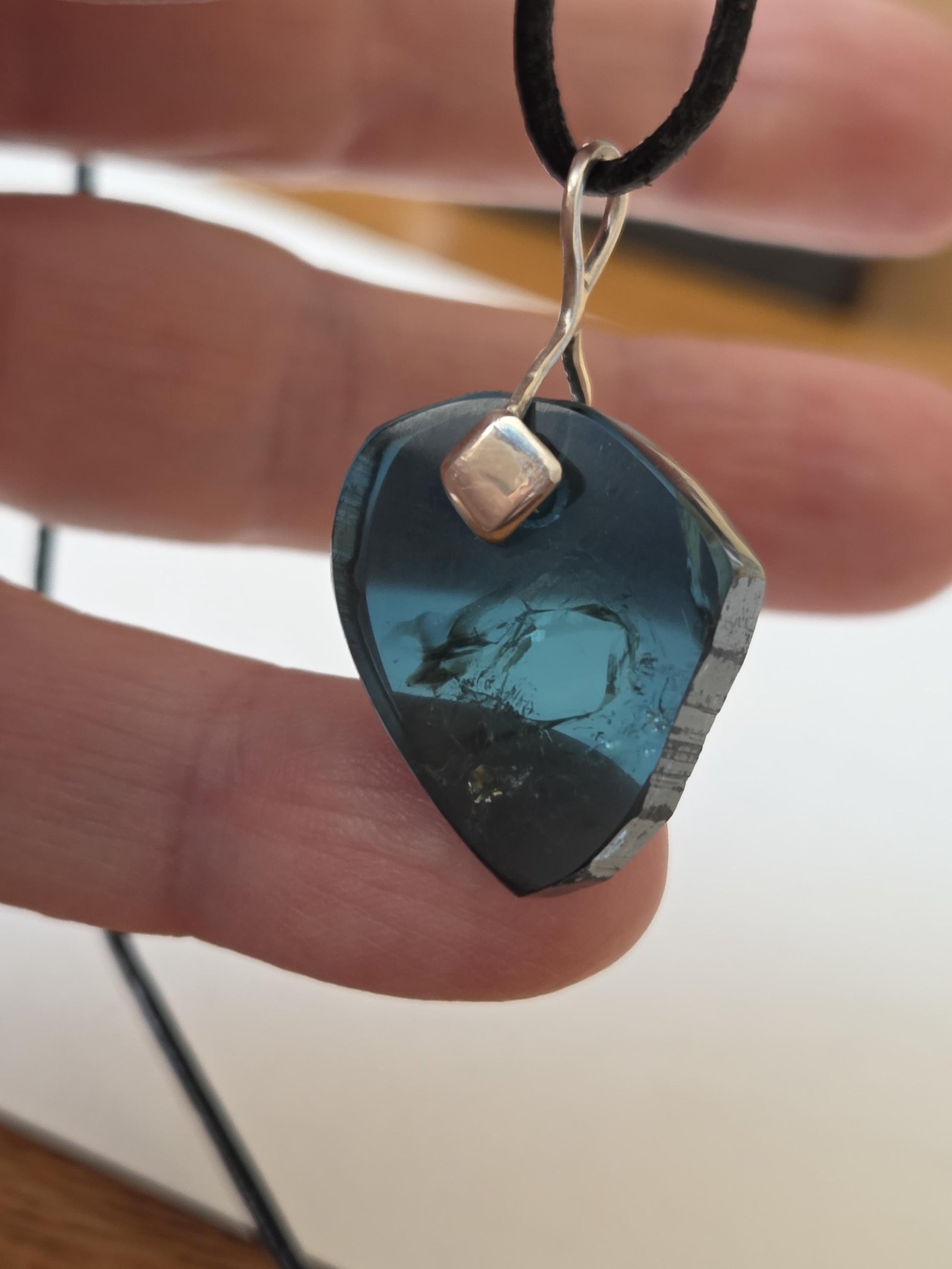 Turmalin blau Indigolith Indigolith Rohstein Scheibe Anhänger, an 925er Silber Öse, an verstellbarem Lederband