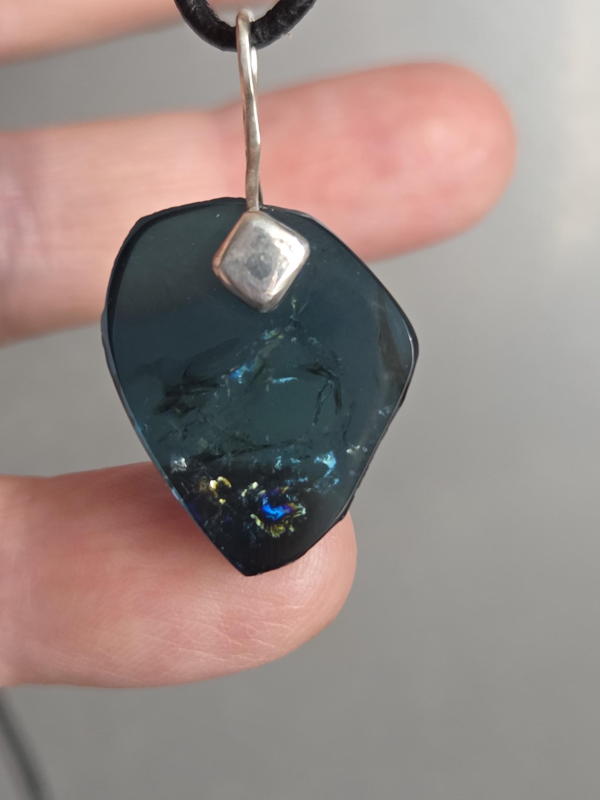 Turmalin blau Indigolith Indigolith Rohstein Scheibe Anhänger, an 925er Silber Öse, an verstellbarem Lederband