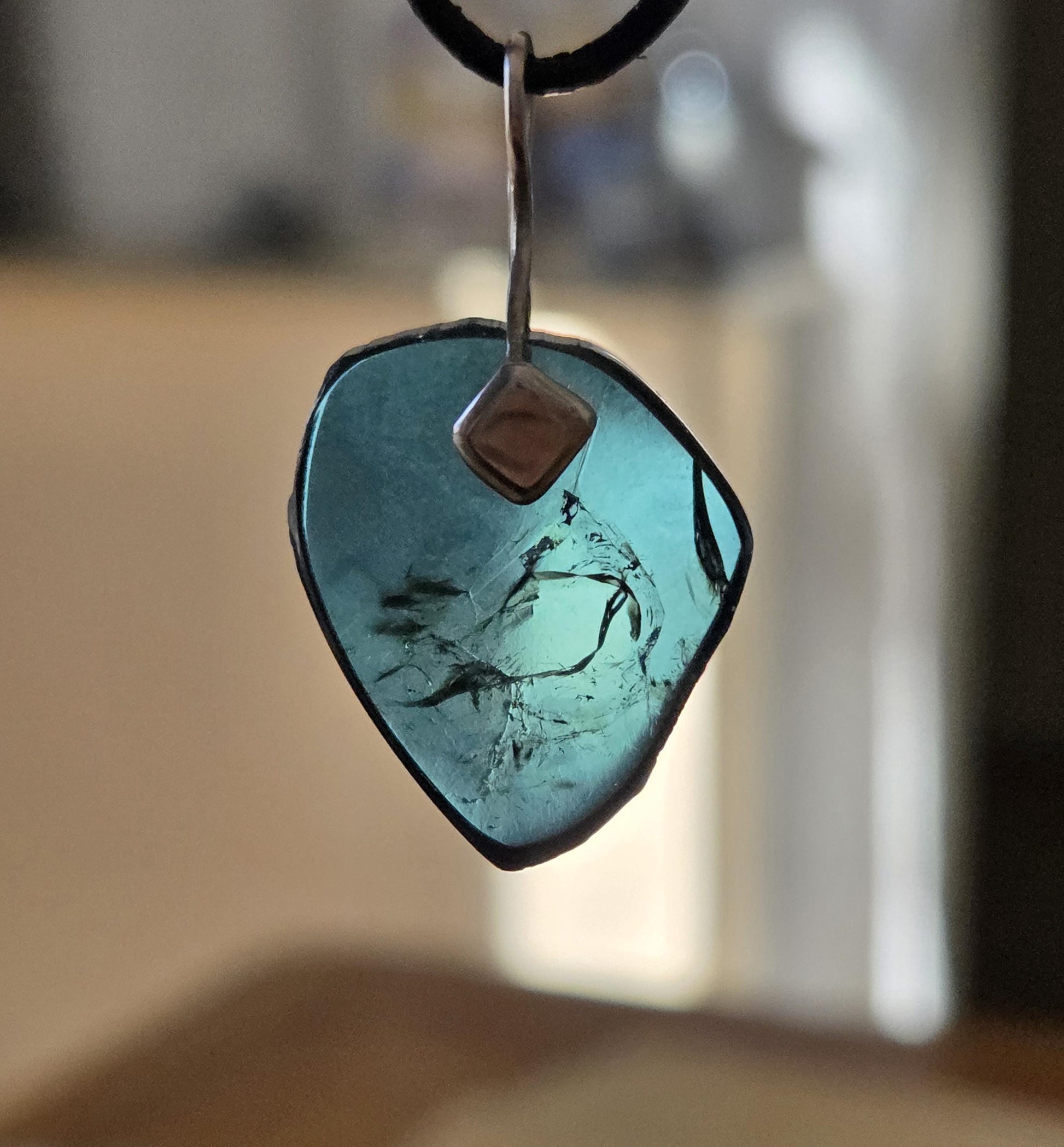 Turmalin blau Indigolith Indigolith Rohstein Scheibe Anhänger, an 925er Silber Öse, an verstellbarem Lederband