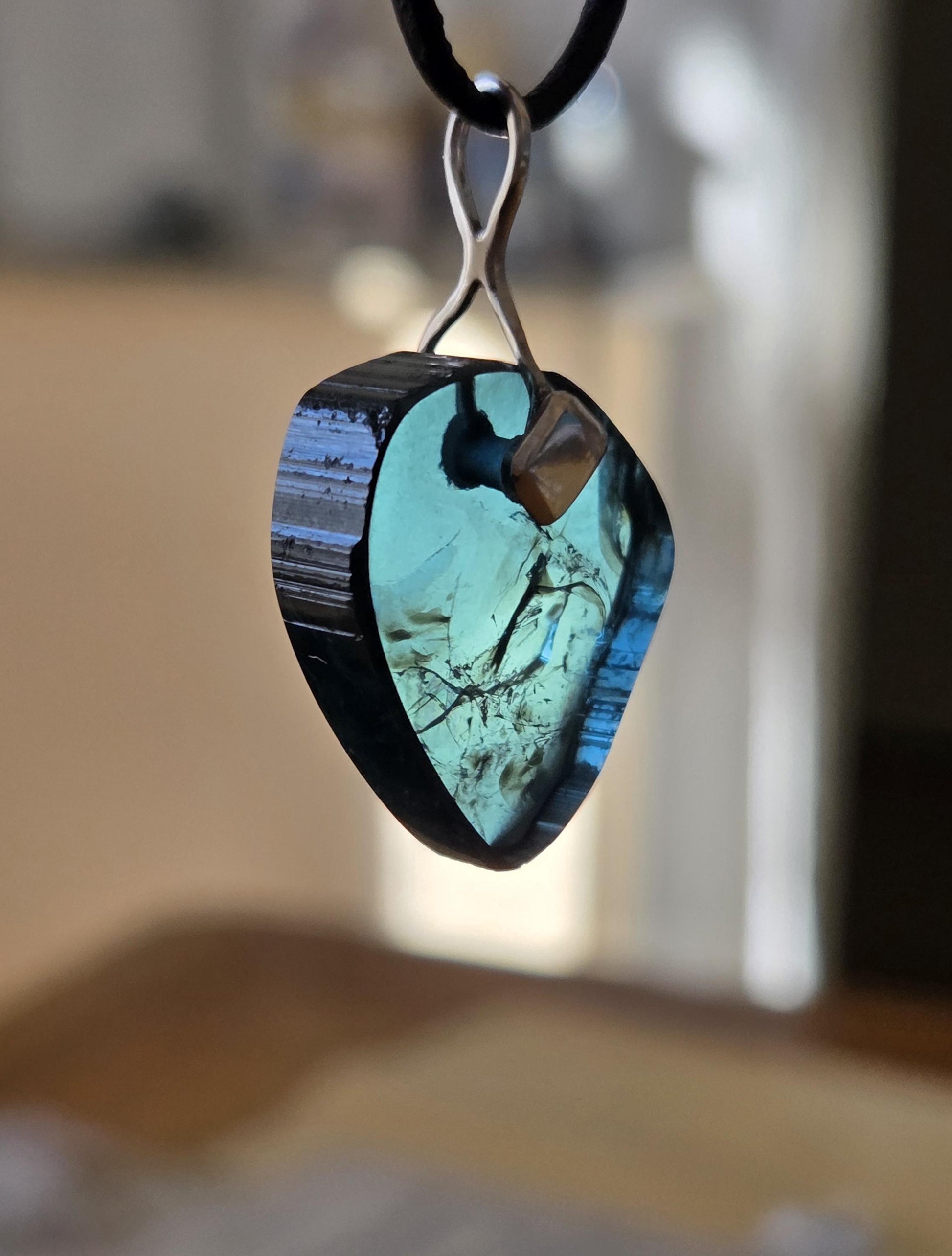 Turmalin blau Indigolith Indigolith Rohstein Scheibe Anhänger, an 925er Silber Öse, an verstellbarem Lederband