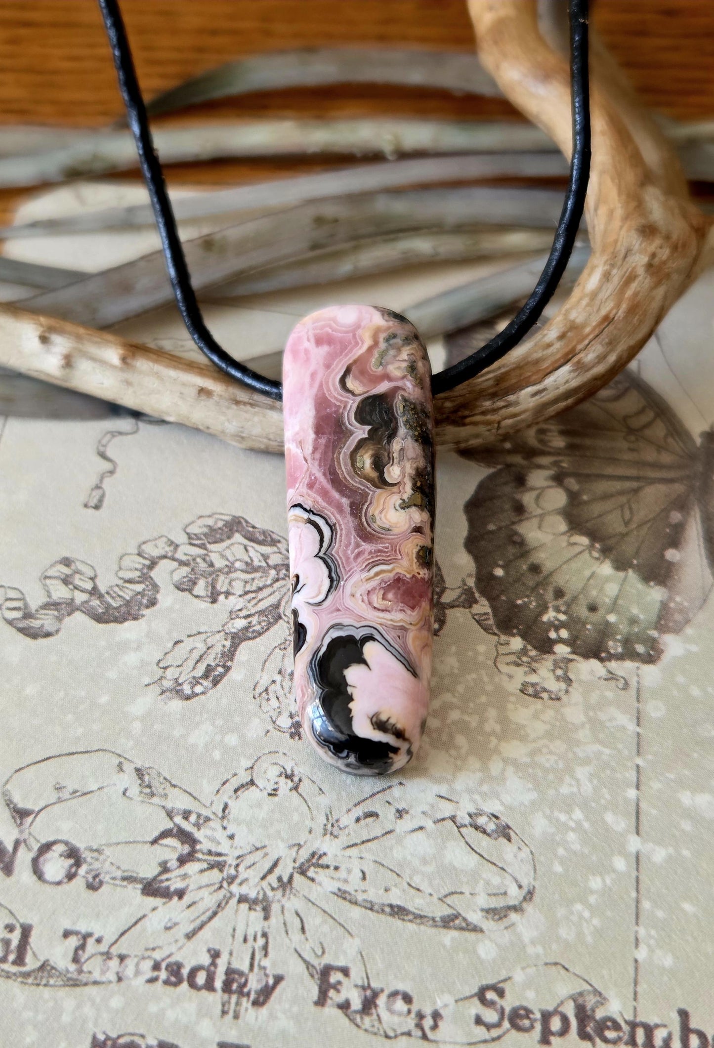 Fabelhafter Rhodochrosit Anhänger, 40 x 18 x 8 mm, gebohrt, an verstellbarem Lederband