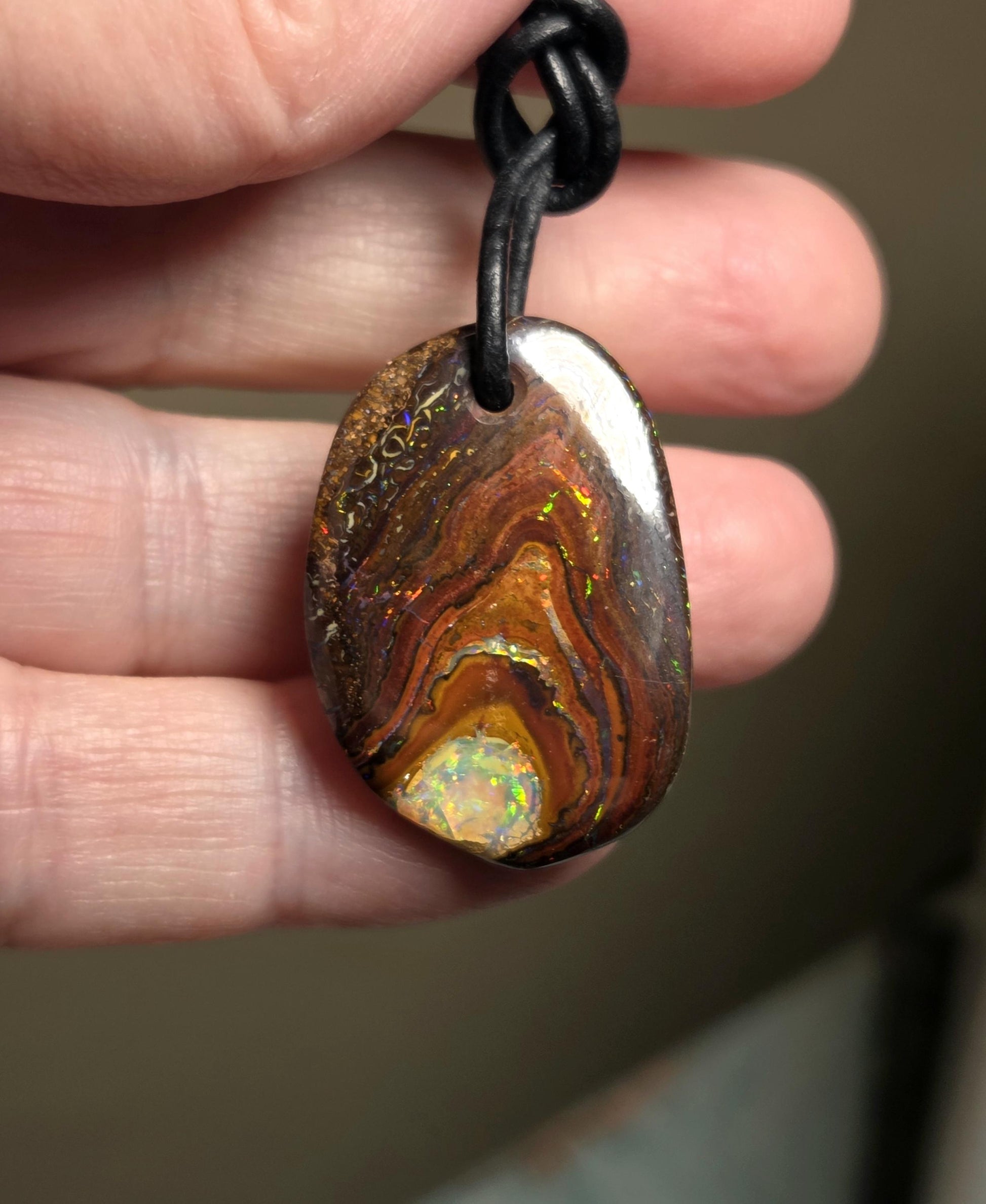 Traumhafter Boulder Opal flashfire Boulderopal Anhänger, "Versunkener Schatz", 31 x 21 x 8 mm, gebohrt, an verstellbarem Lederband