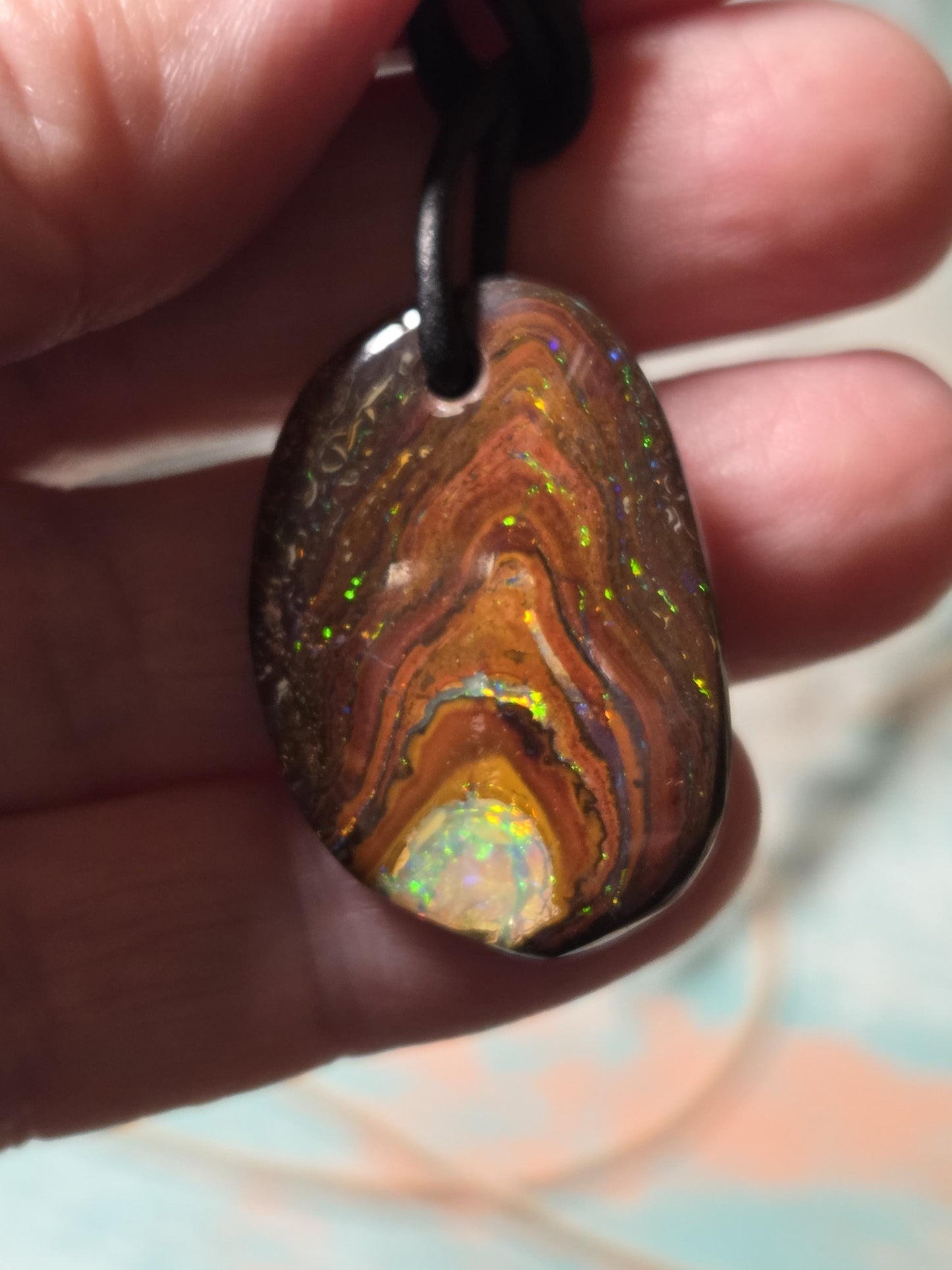 Traumhafter Boulder Opal flashfire Boulderopal Anhänger, "Versunkener Schatz", 31 x 21 x 8 mm, gebohrt, an verstellbarem Lederband