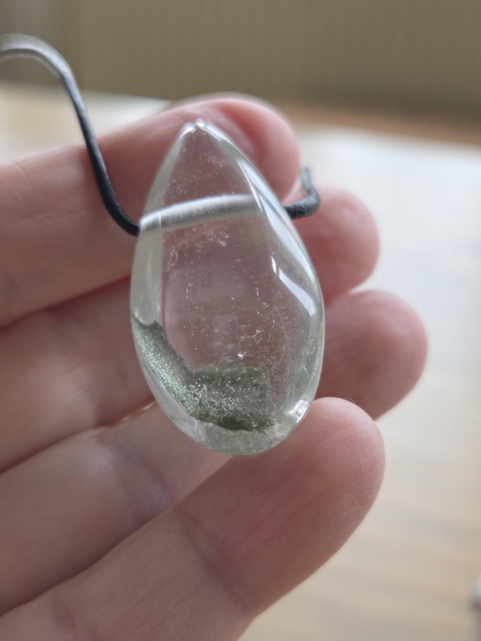 Lodolith Schamanenstein Bergkristall Inclusen Quarz, 36 x 21 x 16 mm, gebohrt, an verstellbarem Lederband