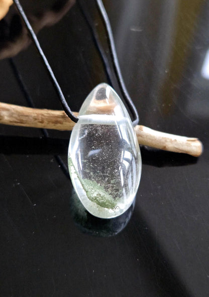 Lodolith Schamanenstein Bergkristall Inclusen Quarz, 36 x 21 x 16 mm, gebohrt, an verstellbarem Lederband