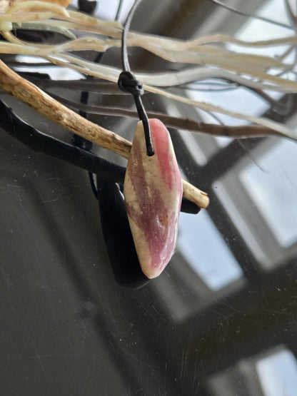 Rubellit roter Turmalin in Quarz, Anhänger, 49 x 19 x 15 mm, gebohrt, an verstellbarem Lederband