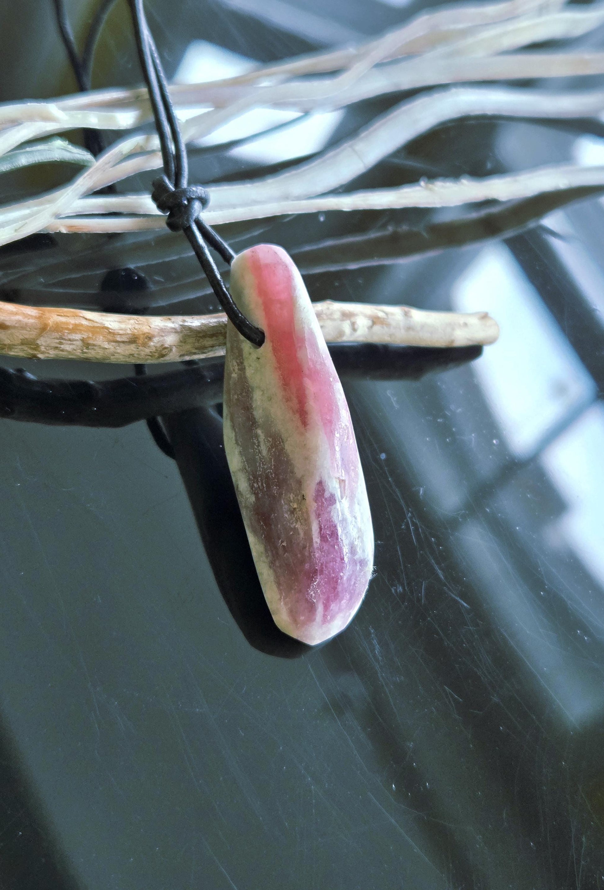 Rubellit roter Turmalin in Quarz, Anhänger, 49 x 19 x 15 mm, gebohrt, an verstellbarem Lederband