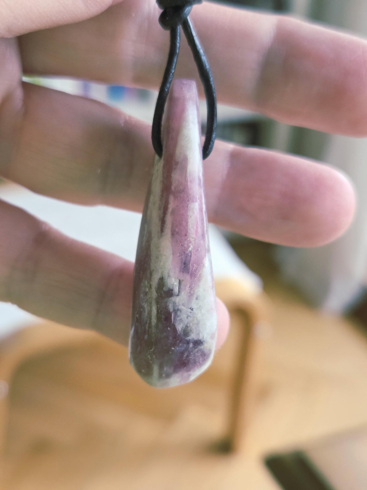 Rubellit roter Turmalin in Quarz, Anhänger, 49 x 19 x 15 mm, gebohrt, an verstellbarem Lederband