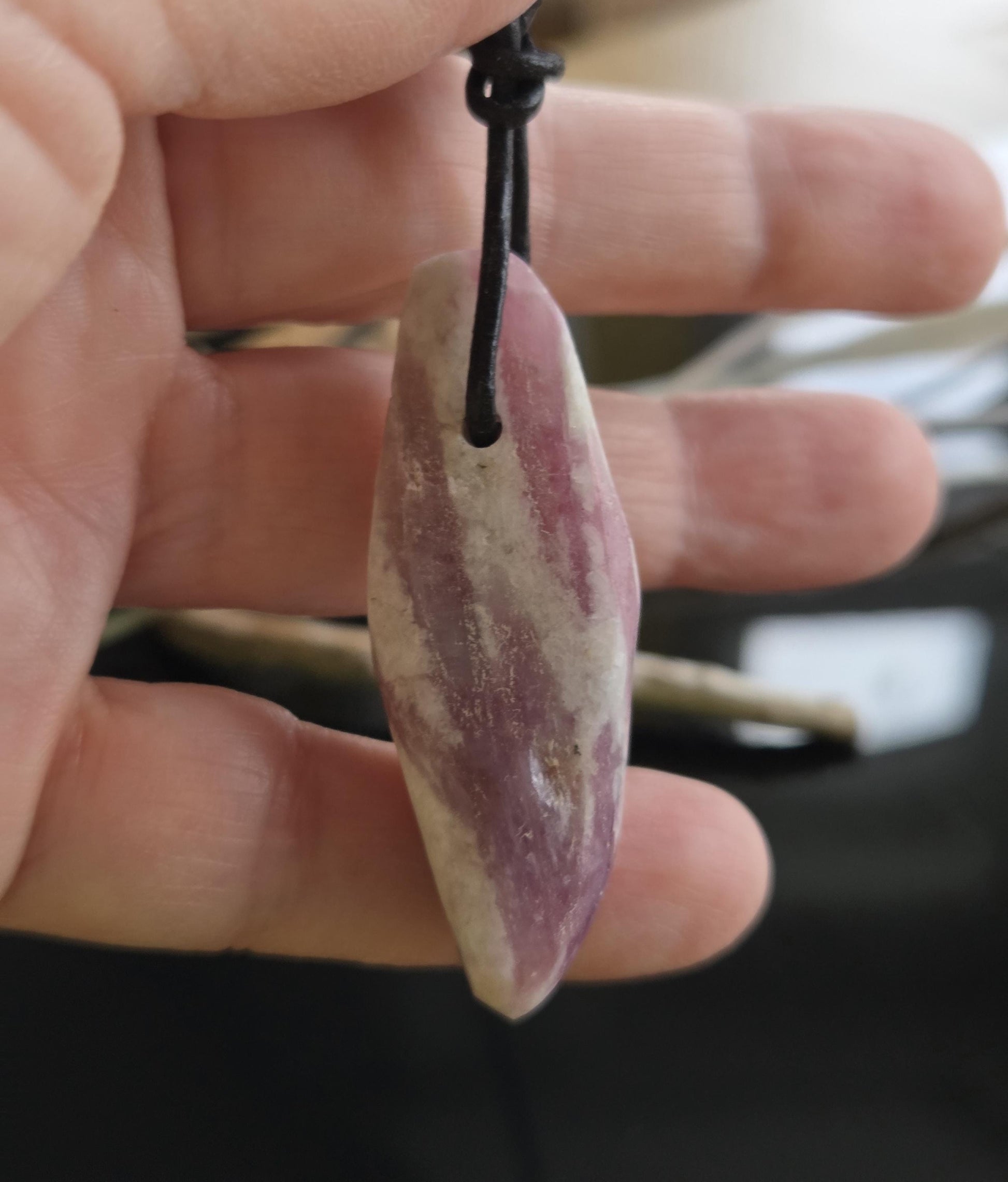 Rubellit roter Turmalin in Quarz, Anhänger, 49 x 19 x 15 mm, gebohrt, an verstellbarem Lederband