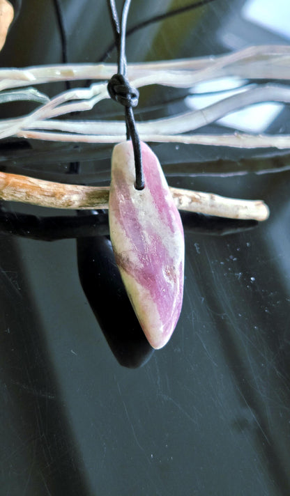 Rubellit roter Turmalin in Quarz, Anhänger, 49 x 19 x 15 mm, gebohrt, an verstellbarem Lederband