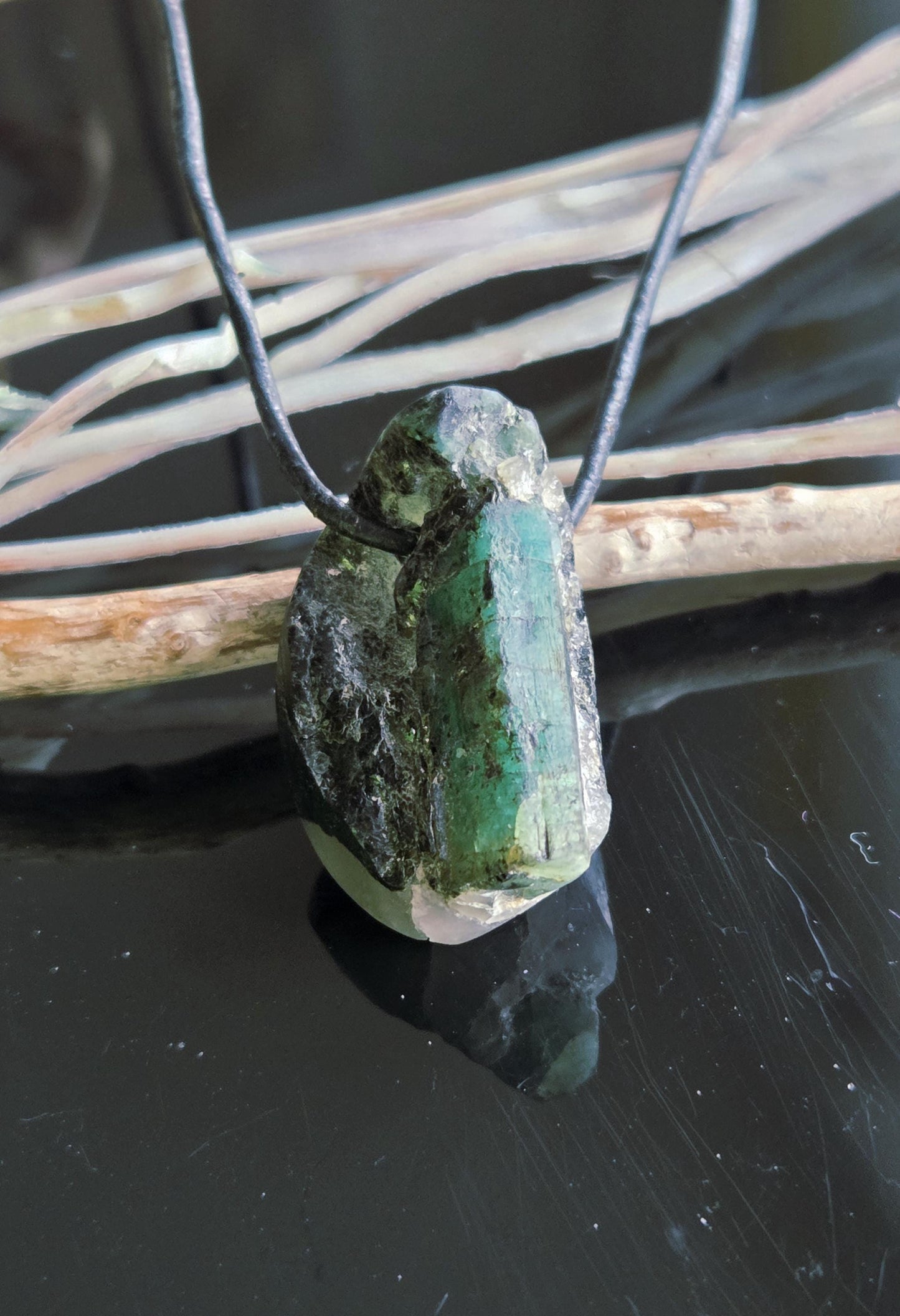 Smaragd Stäbchen in Aktinolithschiefer und Quarz Anhänger, 30 x 18 x 15 mm, gebohrt, an verstellbarem Lederband