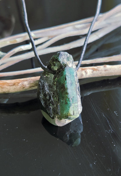 Smaragd Stäbchen in Aktinolithschiefer und Quarz Anhänger, 30 x 18 x 15 mm, gebohrt, an verstellbarem Lederband