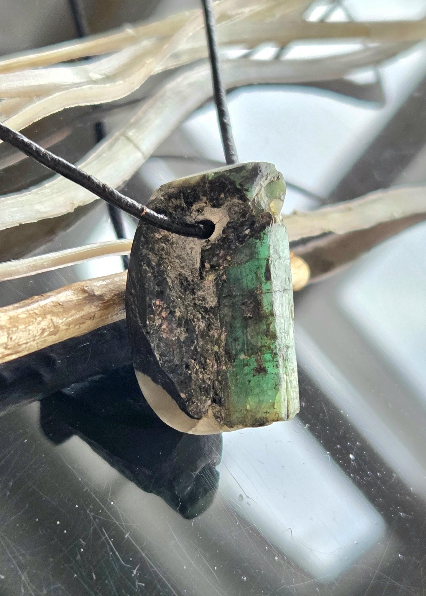 Smaragd Stäbchen in Aktinolithschiefer und Quarz Anhänger, 30 x 18 x 15 mm, gebohrt, an verstellbarem Lederband