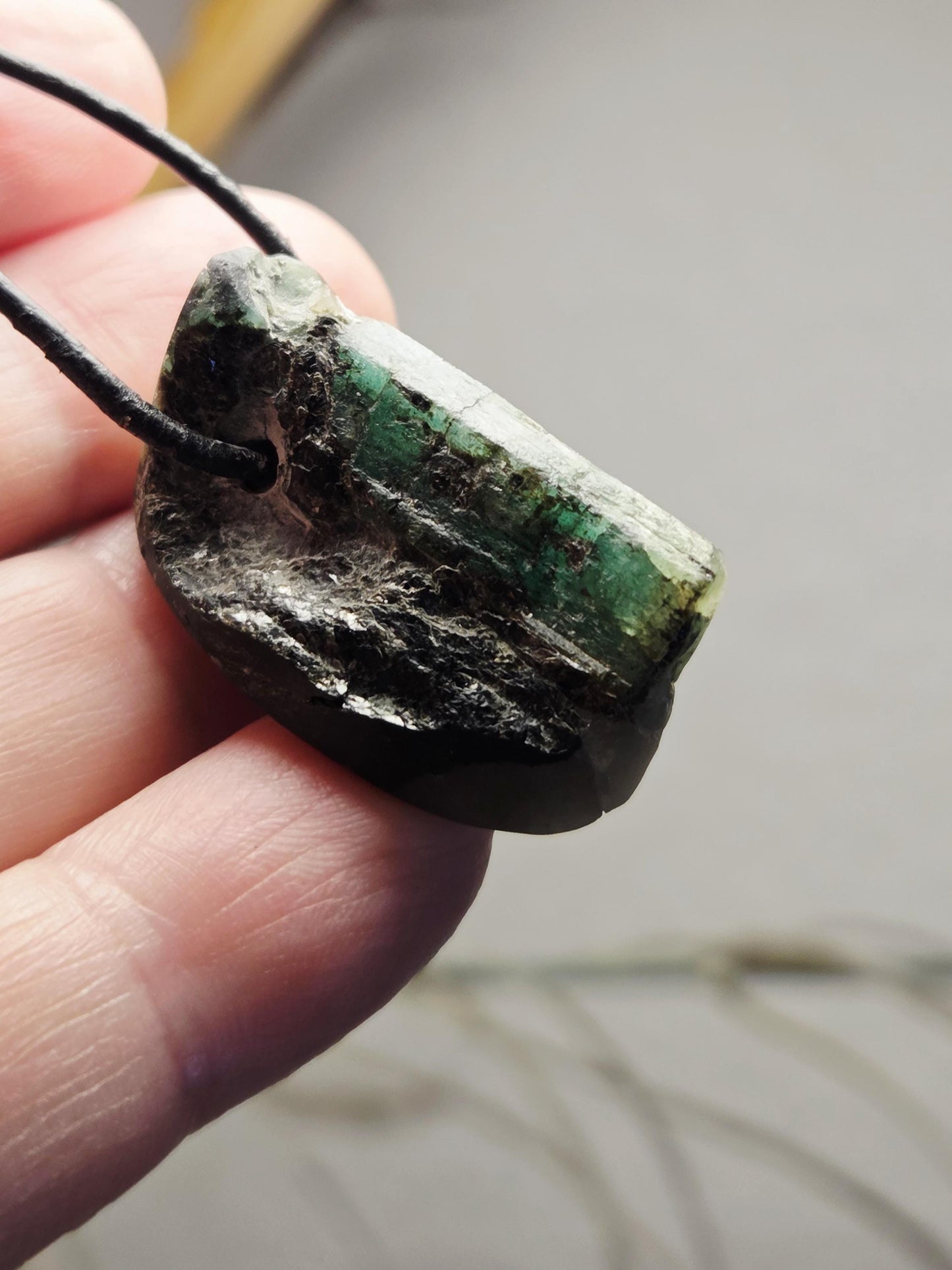 Smaragd Stäbchen in Aktinolithschiefer und Quarz Anhänger, 30 x 18 x 15 mm, gebohrt, an verstellbarem Lederband