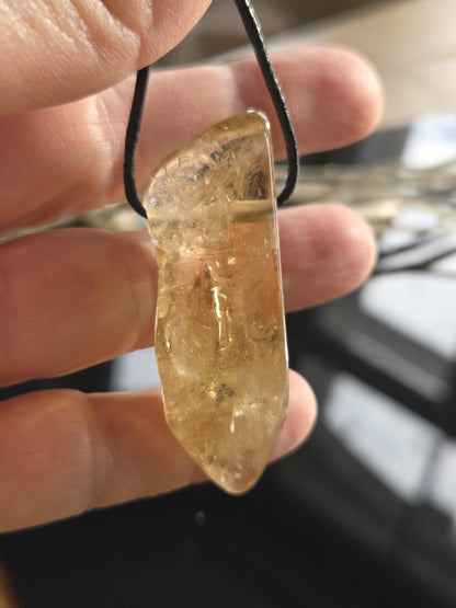 Citrin Kristall ungebrannt Citrin Spitze Anhänger, 53 x 20 x 14 mm, gebohrt an verstellbarem Lederband, getrommelt.