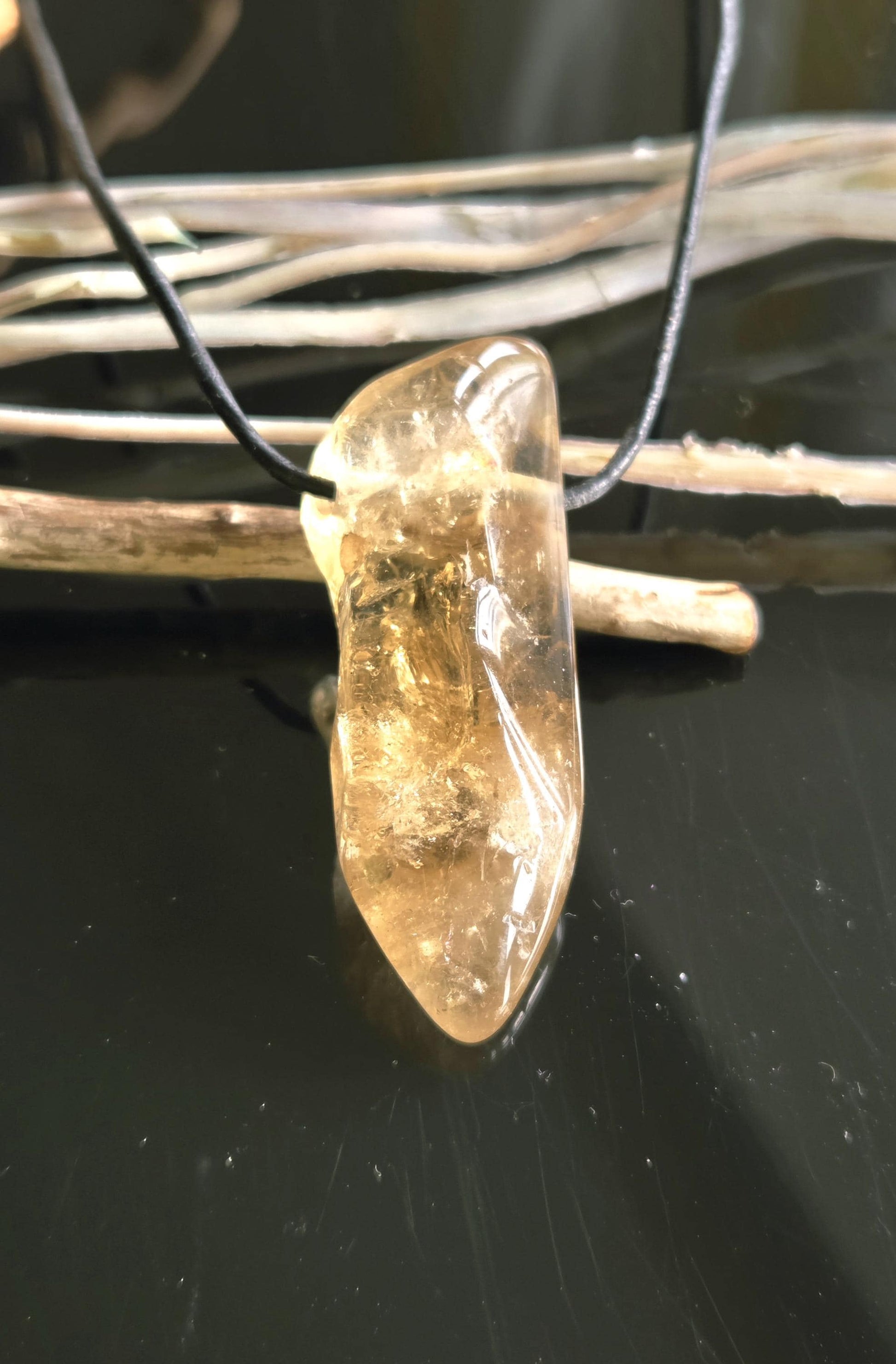 Citrin Kristall ungebrannt Citrin Spitze Anhänger, 53 x 20 x 14 mm, gebohrt an verstellbarem Lederband, getrommelt.