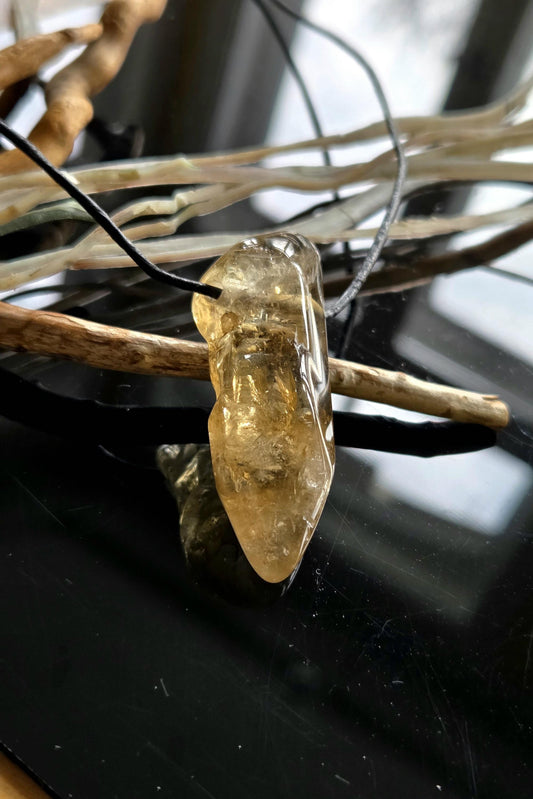 Citrin Kristall ungebrannt Citrin Spitze Anhänger, 53 x 20 x 14 mm, gebohrt an verstellbarem Lederband, getrommelt.