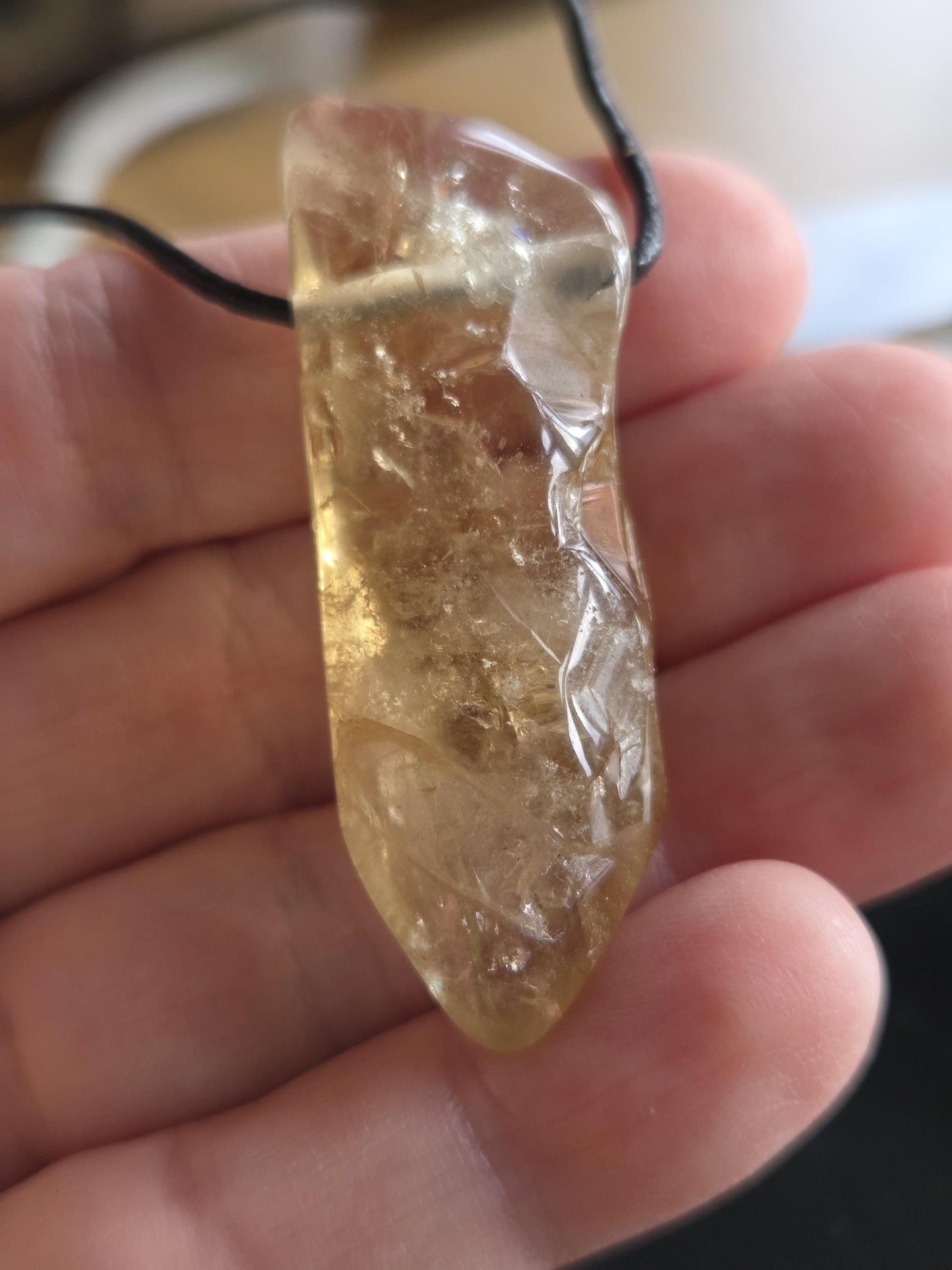 Citrin Kristall ungebrannt Citrin Spitze Anhänger, 53 x 20 x 14 mm, gebohrt an verstellbarem Lederband, getrommelt.