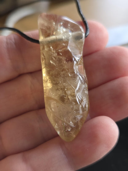 Citrin Kristall ungebrannt Citrin Spitze Anhänger, 53 x 20 x 14 mm, gebohrt an verstellbarem Lederband, getrommelt.