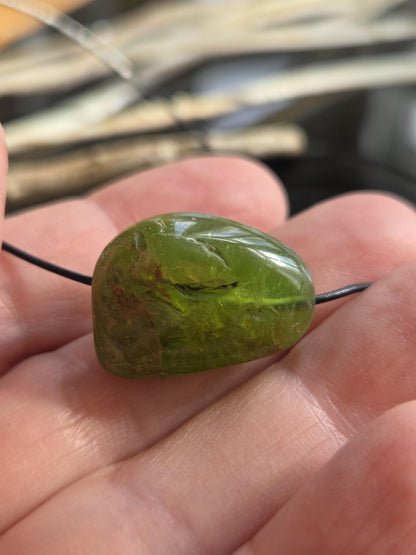 Peridot Olivin Chrysolith Anhänger, 18 x 23 x 15 mm , gebohrt, an verstellbarem Lederband, getrommelt