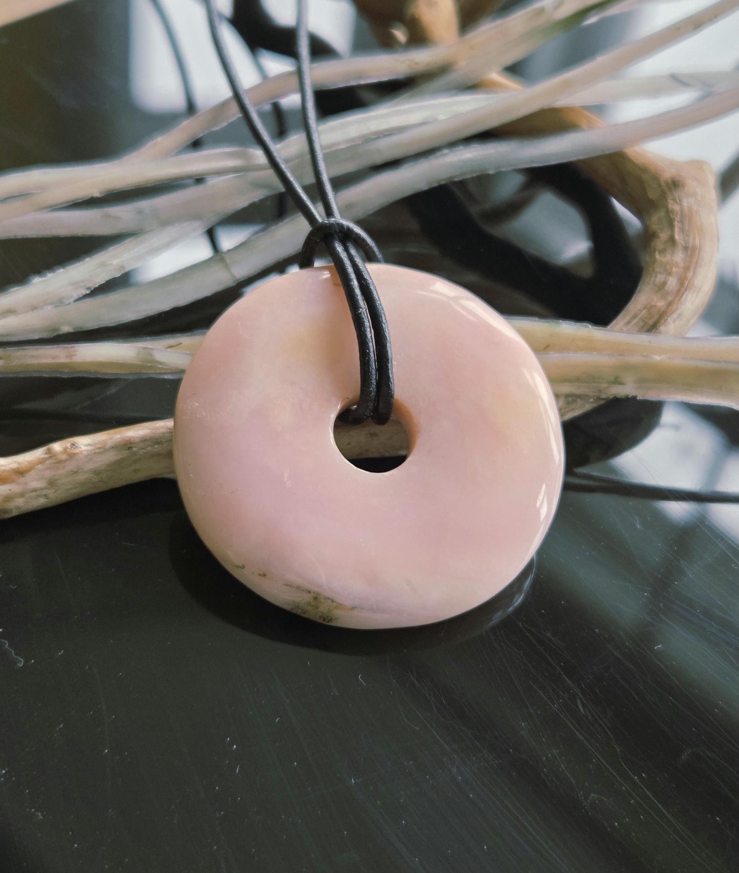 Opal aus Peru rosa Andenopal Donut Anhänger, 38 x 7 mm, gebohrt, an verstellbarem Lederband, rosa Opal, pink Opal Peru