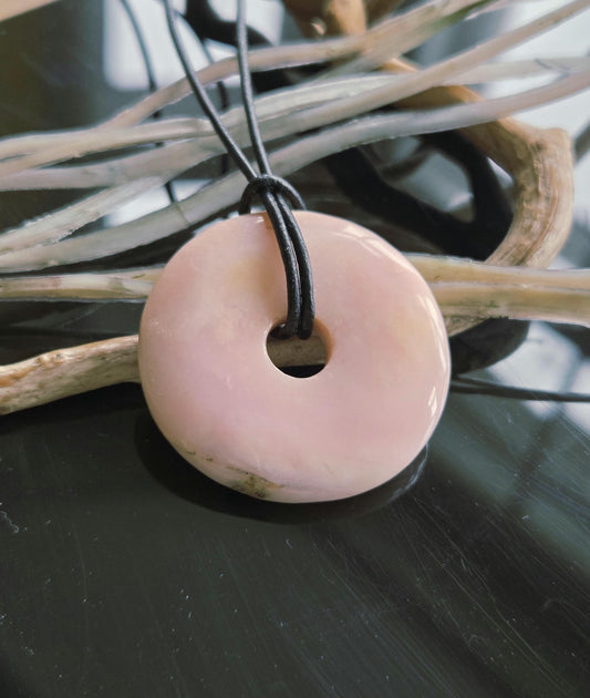 Opal aus Peru rosa Andenopal Donut Anhänger, 38 x 7 mm, gebohrt, an verstellbarem Lederband, rosa Opal, pink Opal Peru