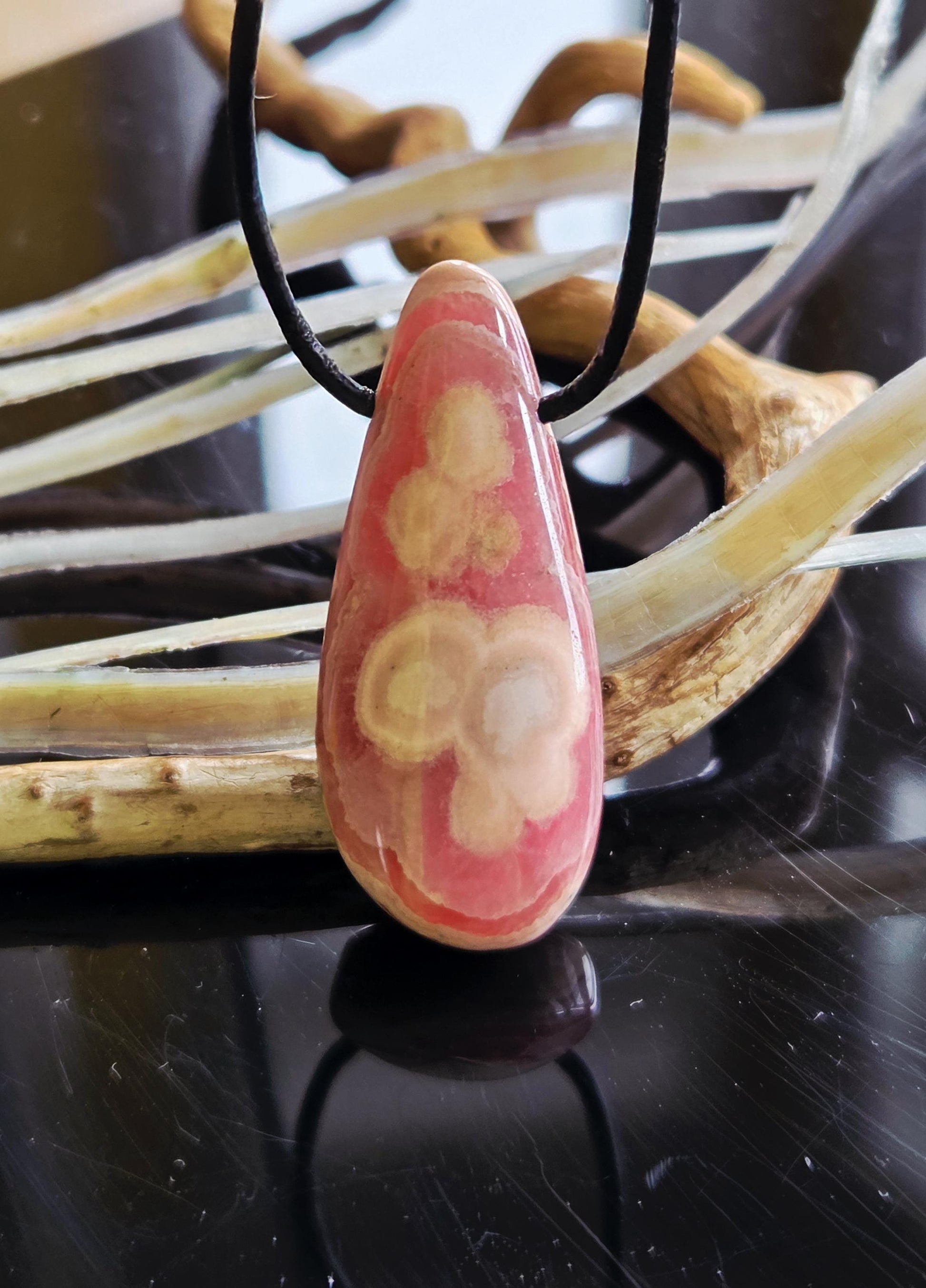 Traumhaft gezeichneter Rhodochrosit Anhänger, 40 x 18 x 8 mm, gebohrt, an verstellbarem Lederband
