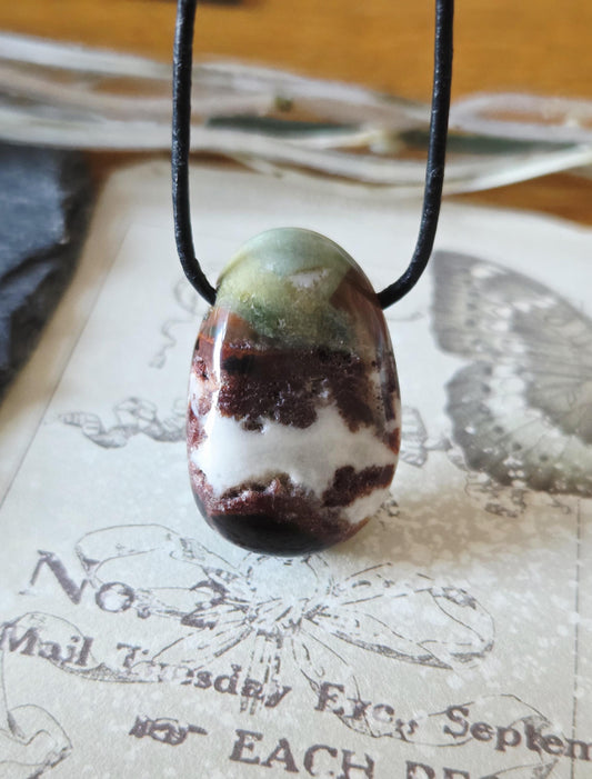 Seltene Vergesellschaftung! Sardonyx Onyx mit Chrysopras Anteilen, Anhänger, 31 x 21 x 11 mm, gebohrt, an verstellbarem Lederband