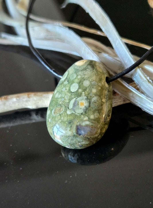 Regenwaldrhyolith Regenwald Rhyolit mit kleiner Opalschicht Anhänger, 30 x 22 x 10 mm, gebohrt, an verstellbarem Lederband