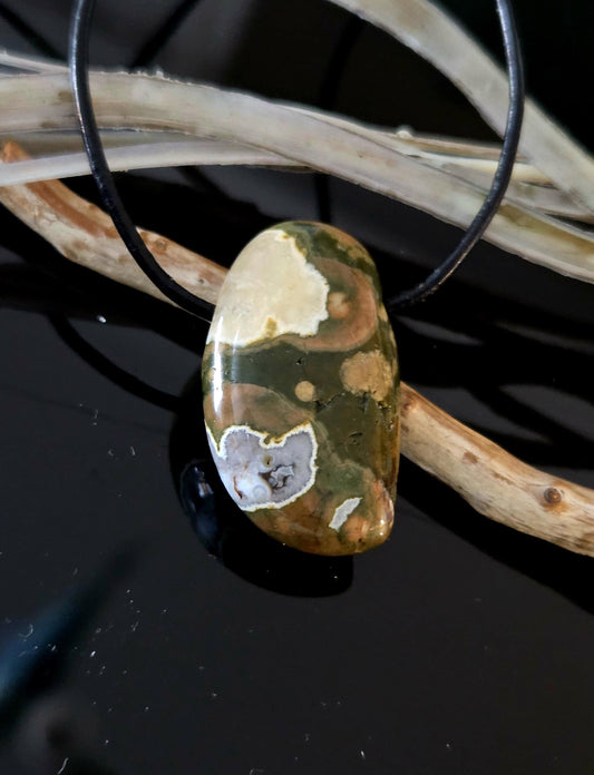 Regenwaldrhyolith Regenwald Rhyolit mit Opalschicht Anhänger, 32 x 19 x 9 mm, gebohrt, an verstellbarem Lederband