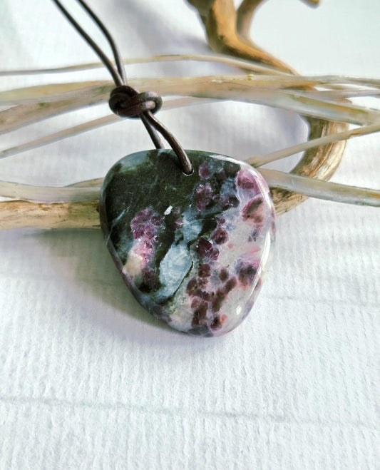 Seltener Eudialyt aus Lappland, 37 x 33 x 8 mm, gebohrt, an verstellbarem Lederband