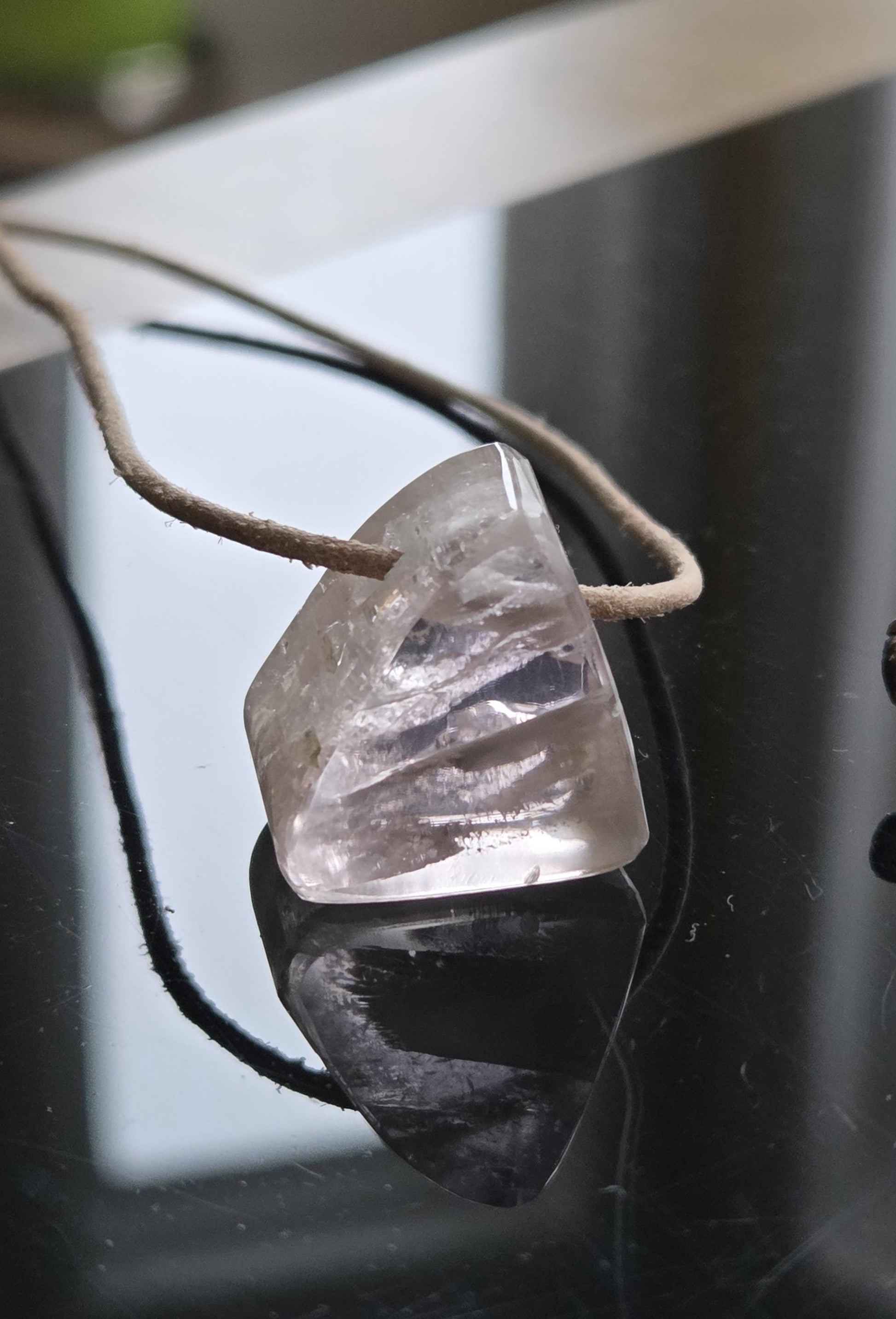 Kunzit Kristall Anhänger mit fantastischem Innenleben, 23 x 20 x 16 mm, gebohrt, an verstellbarem Lederband
